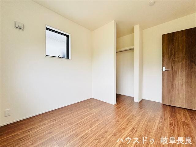 ≪5帖北東側≫シンプルで落ち着きのある北側洋室。家具のレイアウトもしやすく、自分らしい空間づくりを楽しめます。