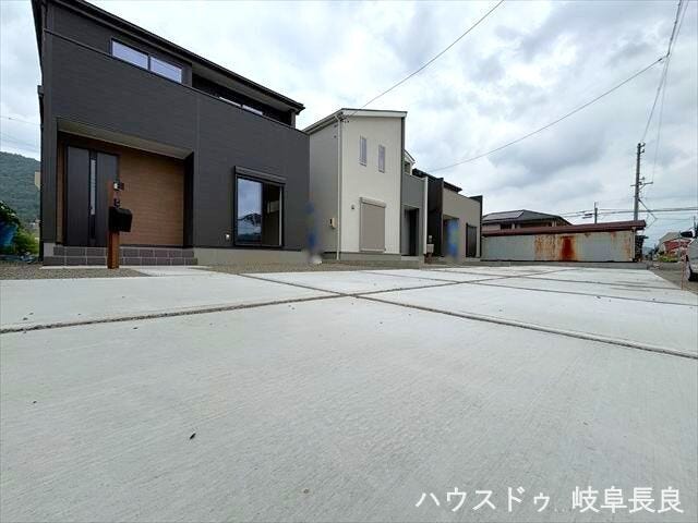 敷地内にゆとりのある駐車スペースを確保。毎日の通勤やお買い物など、車を使う暮らしを快適に支えます。