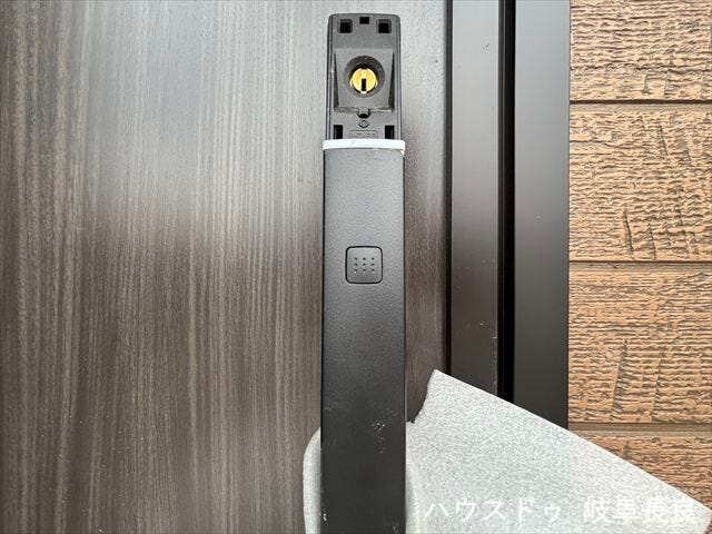 ≪スマートロック≫スマートキーは開錠・施錠がラクラク。両手が荷物で塞がっていてもスムーズに入れます。