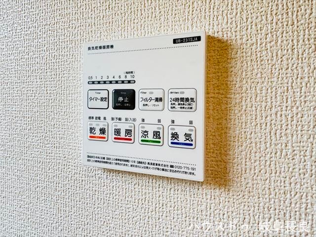 ≪浴室暖房乾燥機≫暖房・乾燥・換気機能を備えた浴室暖房乾燥機を設置。快適な暮らしを支える便利な設備です。