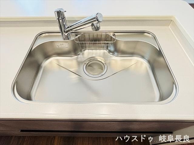 ≪シンク≫お手入れしやすいシンクで、いつでも清潔なキッチン空間を保ちやすい、使い勝手の良い仕様です。