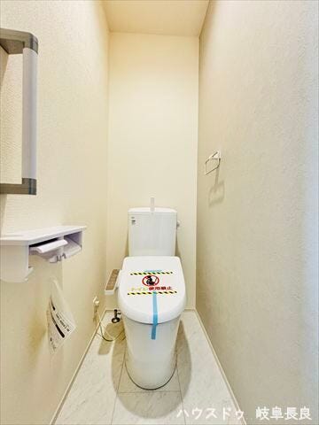 ≪2F≫シンプルで使い勝手の良いトイレ。毎日使う場所だからこそ、快適性と清潔感を大切にした空間です。