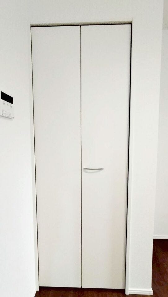 ちょっとした荷物を置いておける収納スペースです