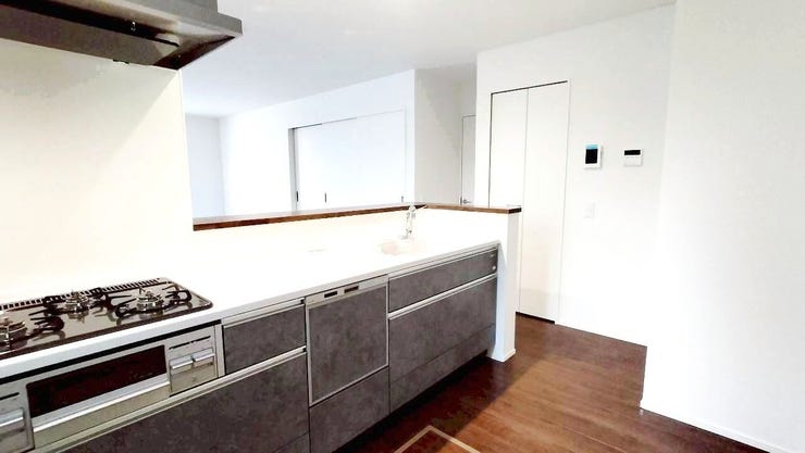 床下収納も付いた収納スペースたっぷりの、使いやすいシステムキッチンです