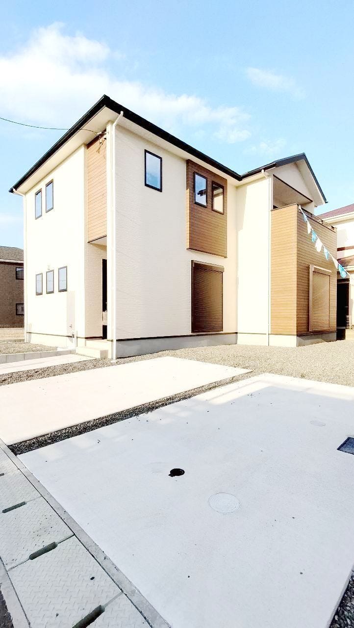 【外観】
明るく素敵な外観の2階建てです