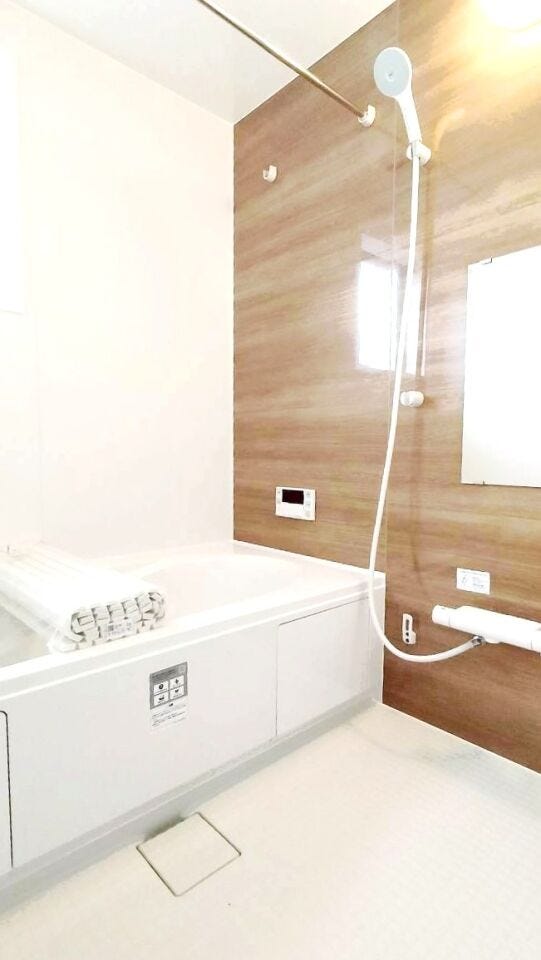 統一感のある色合いで、疲れた体をしっかりと癒す広々とした浴室です