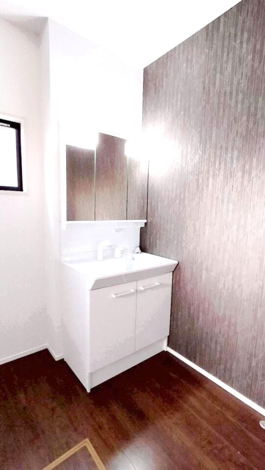 身だしなみ確認がしやすく、収納量が多い3面鏡の洗面台です