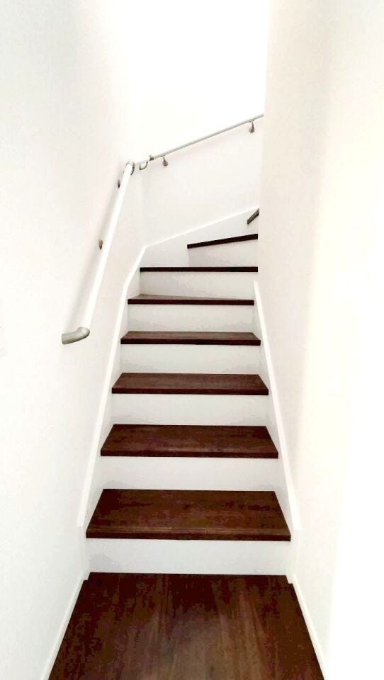 空間を有効活用したオシャレな曲線階段です