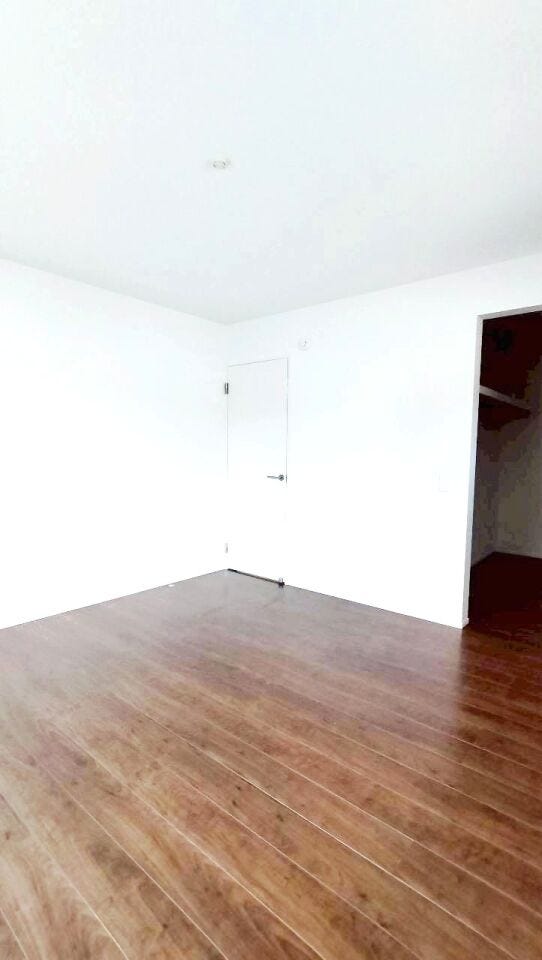 お掃除のしやすいフローリングの洋室です