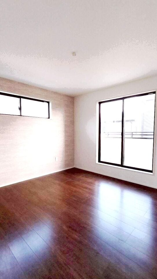 大きな窓からバルコニーにつながっており、広々とした開放的な部屋です