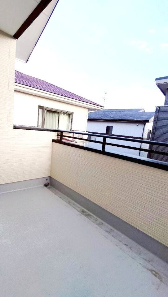 キレイな青空の下、気持ちの良い日光で洗濯物を干すことができます