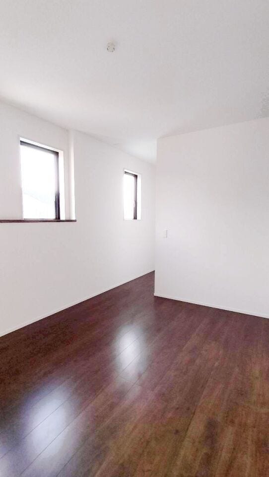 窓からたっぷりと日が差し込む明るい部屋です