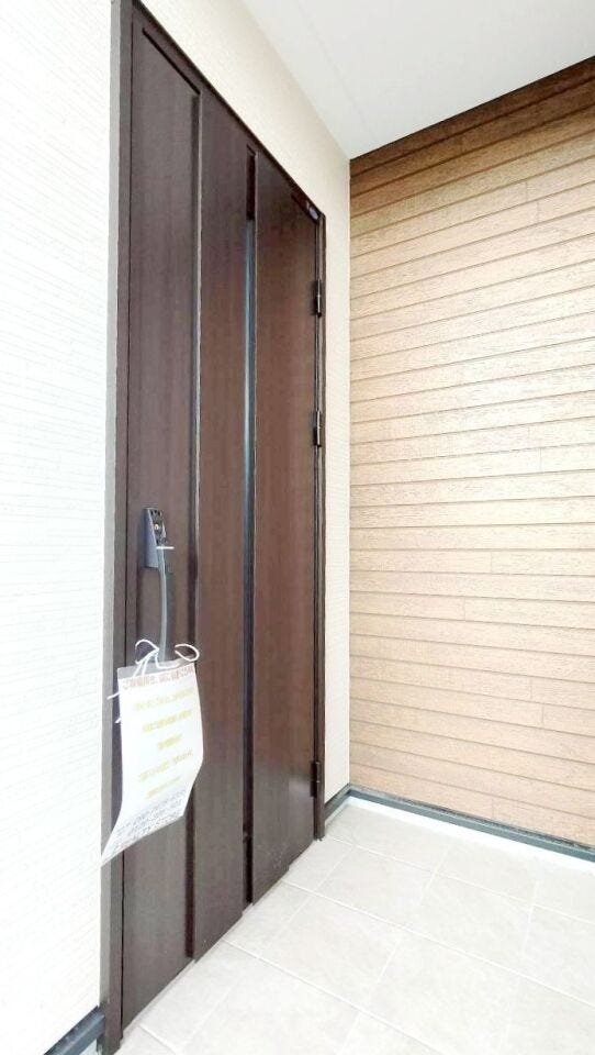 落ち着いた色合いの玄関です