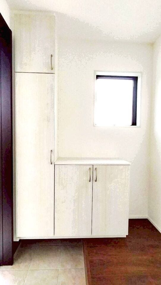 統一感のある色合いにシューズボックス付きの玄関です