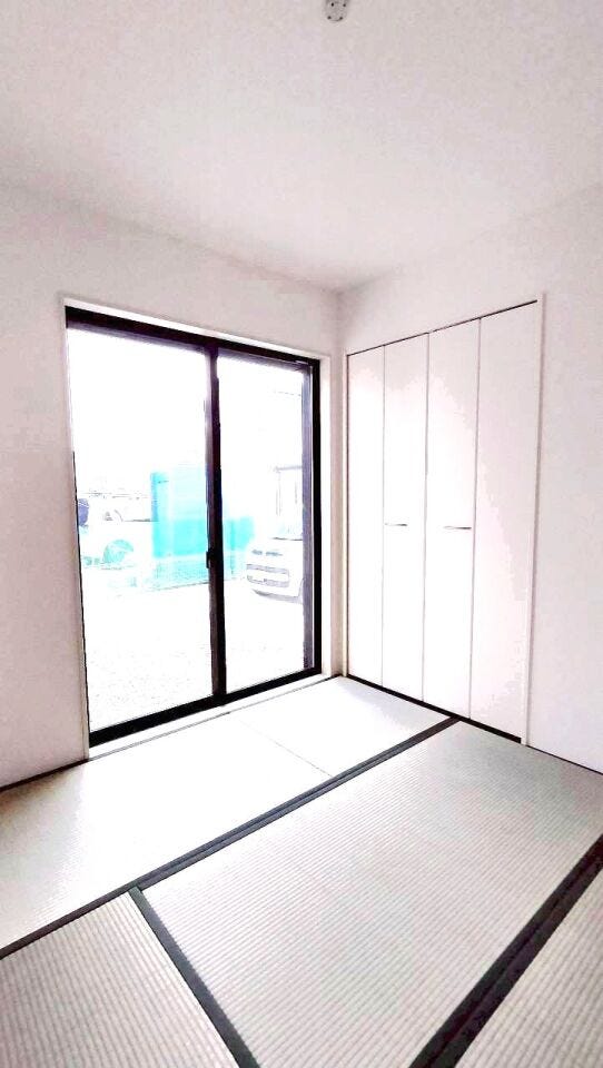 陽がしっかりと差し込み、畳敷きの暖かみあふれる和室です