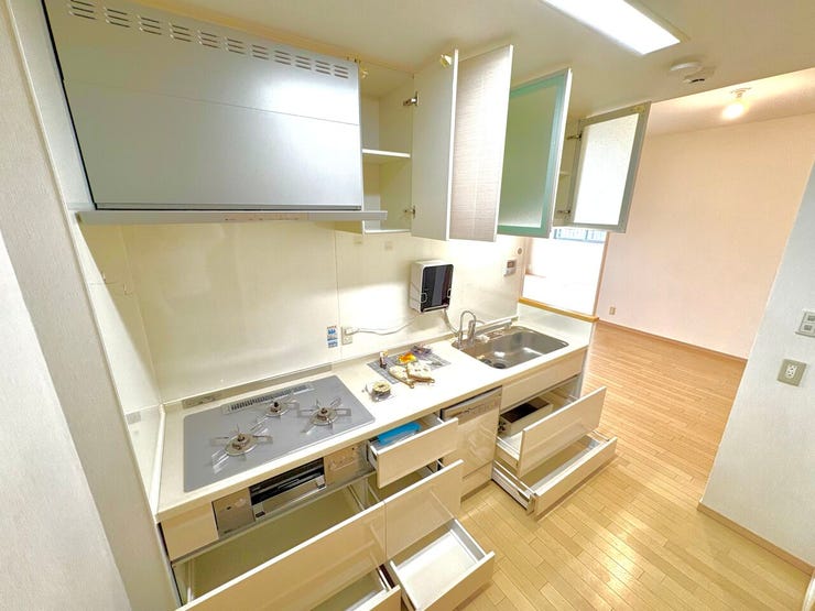 ・キッチン:壁付キッチンは、リビングの入り口から入ってくるご家族を料理しながら温かく迎えられる配置です。家族との会話を楽しみながら、心地よい時間を共有できる空間です。