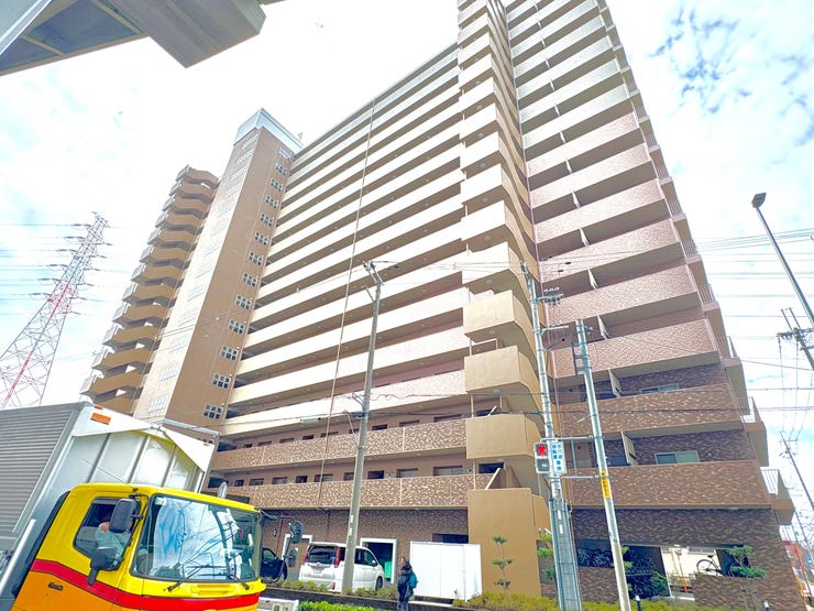 【外観】
LDKはの22帖!廊下部分を少なく設計しているため、居住スペースを有効に活用できる間取りが魅力です。便利なトランクルームや専用ポーチ、豊富な収納スペースも完備。現在空室のため即ご案内可能です!