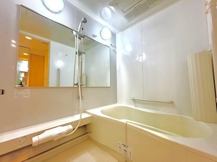 ・浴室:1日の疲れを癒すバスルームは、心地よいリラックスを叶える清潔感溢れる美しい空間です。心からゆったりと寛いでいただけるよう、ゆとりのスペースを確保してます♪