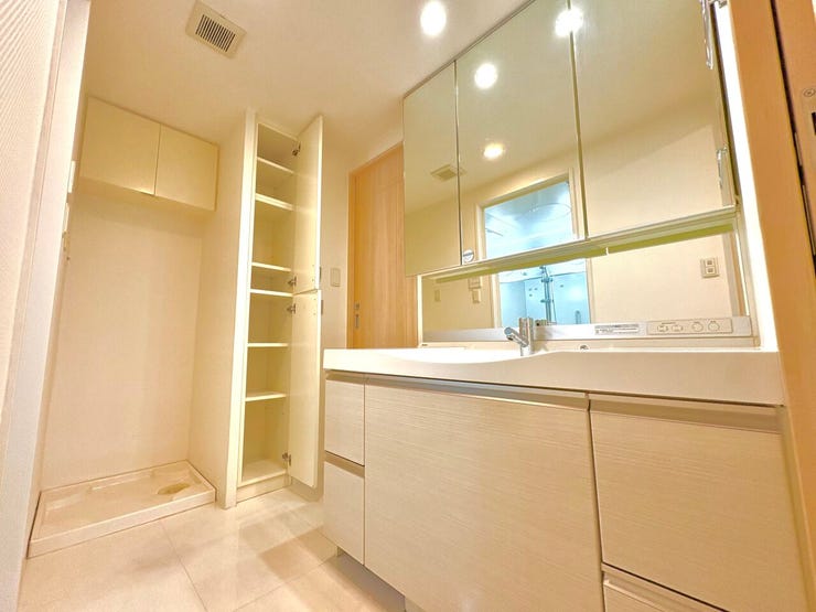 洗面所:朝の準備が楽にできる独立洗面台です!身支度やお風呂上がり、寝る前の準備などの際に嬉しい大きな鏡付きです♪