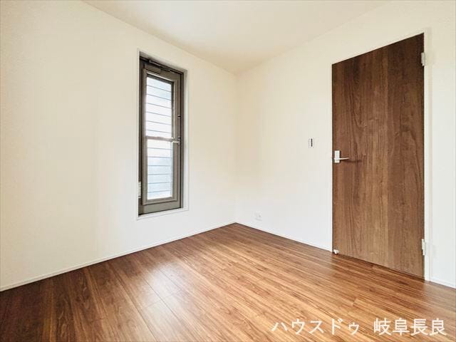 ≪4.5帖南東側≫4.5帖の洋室は、子ども部屋や書斎、趣味のお部屋など、ライフスタイルに合わせて使いやすい一室です。