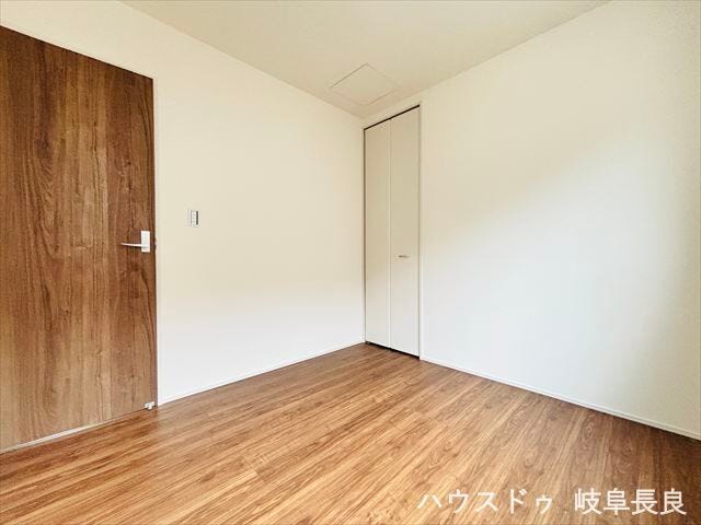 ≪4.5帖北西側≫コンパクトながら使い勝手の良い4.5帖の洋室。ワークスペースや寝室としても活用できる快適な空間です。
