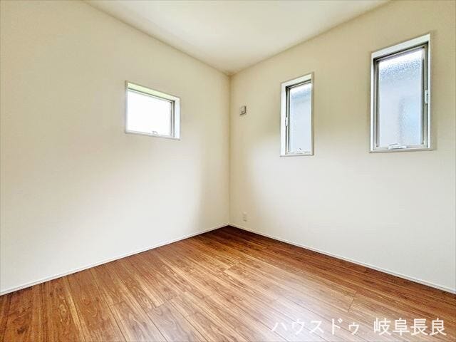 ≪4.5帖北東側≫一年を通して安定した明るさが魅力の北側洋室。落ち着いた環境で、ゆったりとした時間を過ごせます。