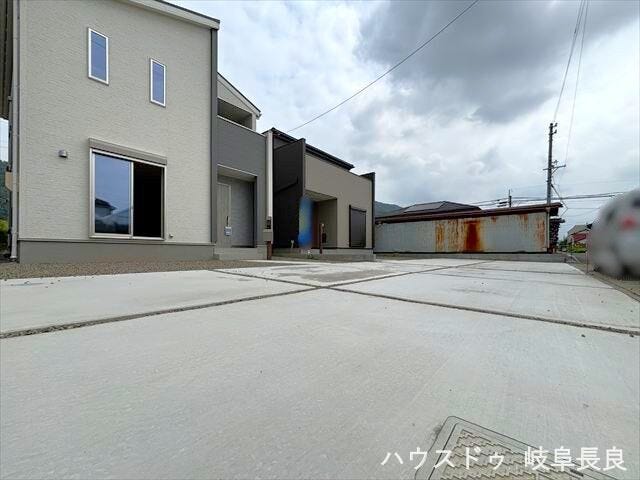 フラットで停めやすい駐車場です。塀がなく開けているので、家から出る時もしっかり左右を確認でき安心です。