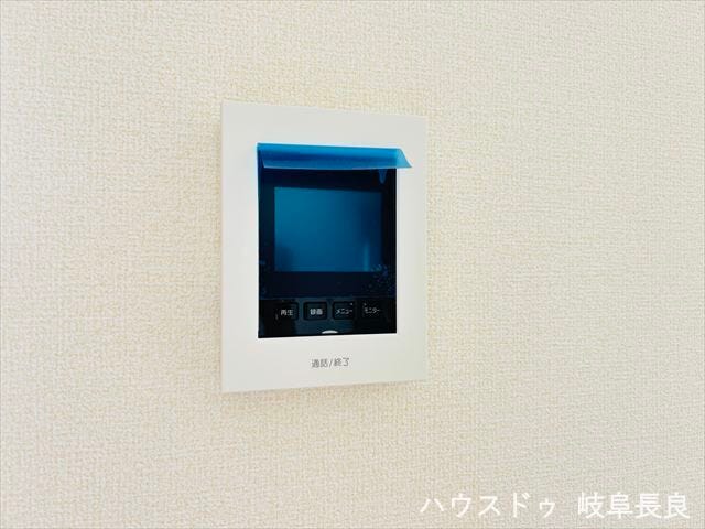 ≪モニター付きインターホン≫来訪者を映像で確認できるモニター付きインターホン。毎日の暮らしに安心感をプラスする便利な設備です。