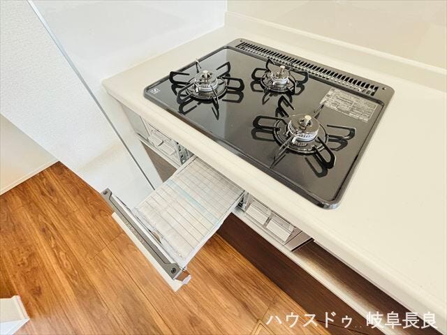 ≪コンロ≫毎日の料理がはかどる三口コンロを完備。ご家族分の食事づくりも快適に行える使い勝手の良い設備です。