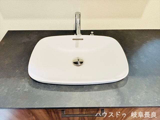 ≪洗面ボウル≫デザイン性と機能性を兼ね備えた洗面ボウルを採用。清潔感のある洗面空間を演出します。