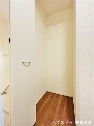 ≪2F廊下≫あると便利な2階廊下収納。扉で中身を隠せるため、お部屋の生活感を抑え、常に整頓された空間を保てます。