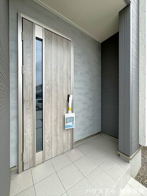 ≪外玄関≫デザイン性にこだわったおしゃれな外玄関。住まいの第一印象を美しく演出し、ご家族やゲストを心地よく迎えます。