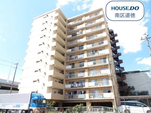 【外観】
11階建て4階部分のお部屋にあたります。
名鉄常滑線 豊田本町駅まで徒歩約12分、名古屋市営バス「明治小学校」停まで徒歩約3分の距離に立地です。