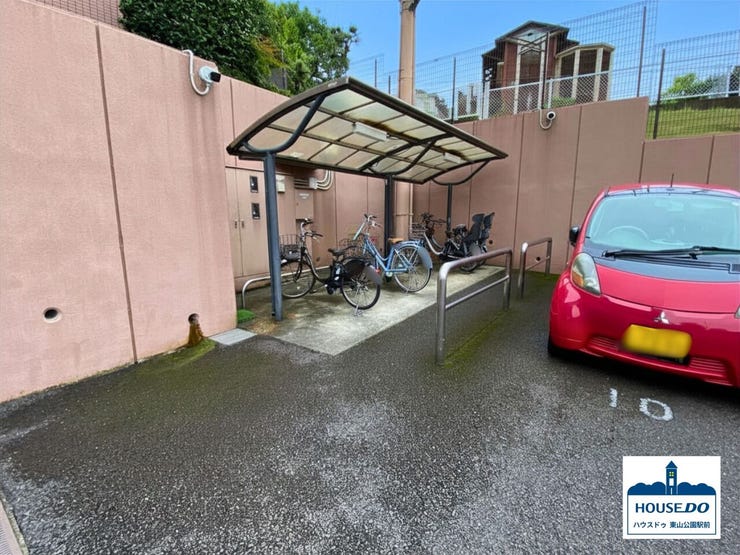 駐輪場は屋根付きです