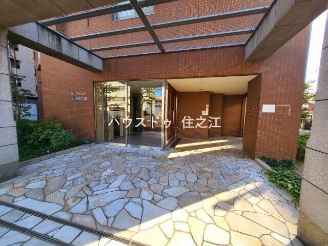 ★エントランスには庇(屋根)がございますので雨の日も安心♪