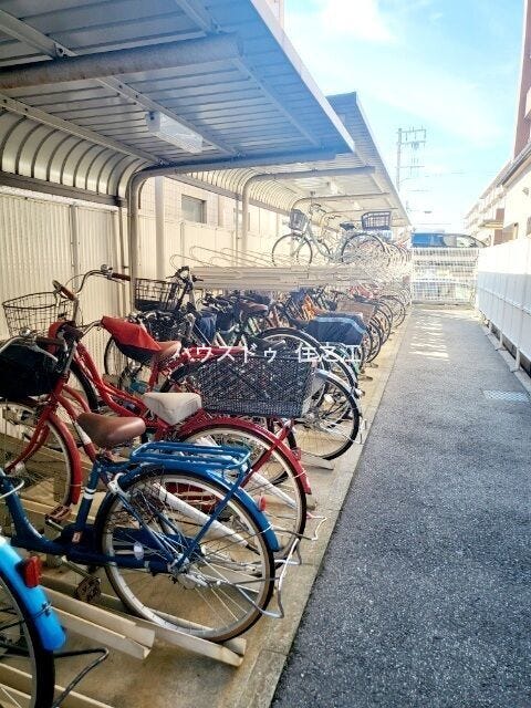 ★屋根付きの駐輪場ですので雨の日も安心。サドルが濡れる事も無いですね!