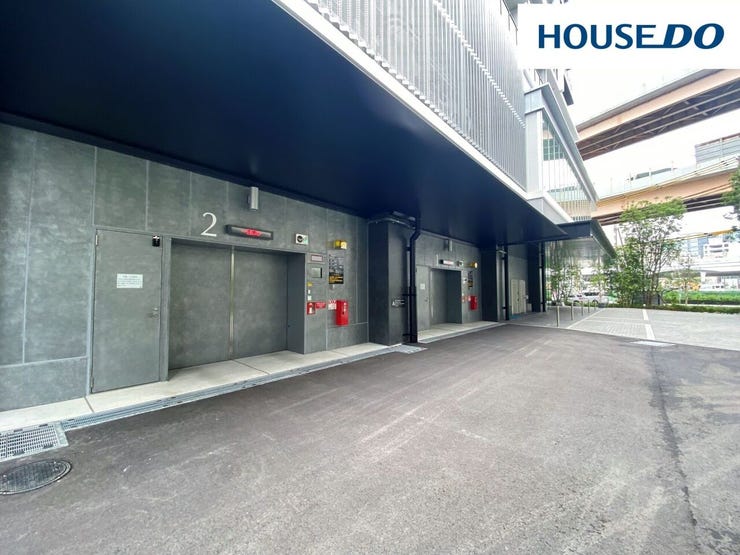 大切な車を雨風から守るタワーパーキング1号機・2号機(月額25000円~32000円)♪1階ラウンジに出庫予約表示盤があるので利用者番号や待ち時間を確認することができます☆空き要確認。