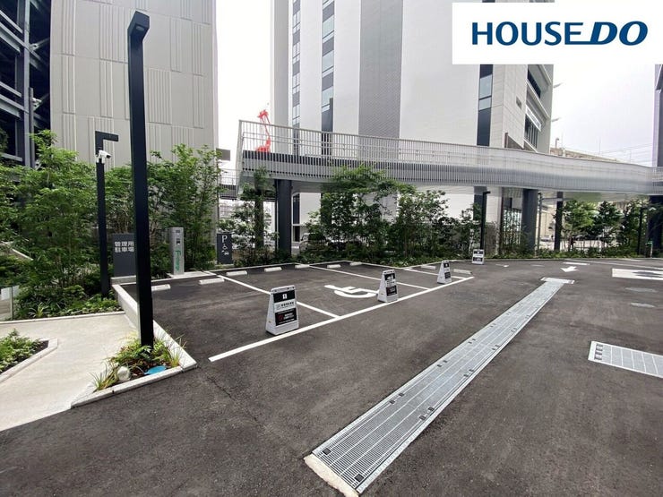 身障者用駐車場兼電気自動車充電スペース1台、管理用駐車場3台♪平面駐車場☆