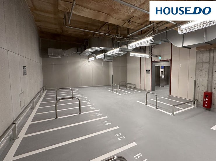 バイク置場(月額5000円)7台 区画長2500 幅1100 高2250。駐輪場平置(子供用シート付専用)58台 区画長:2000 幅:1100 高:2250 月額3500円。空き要確認。