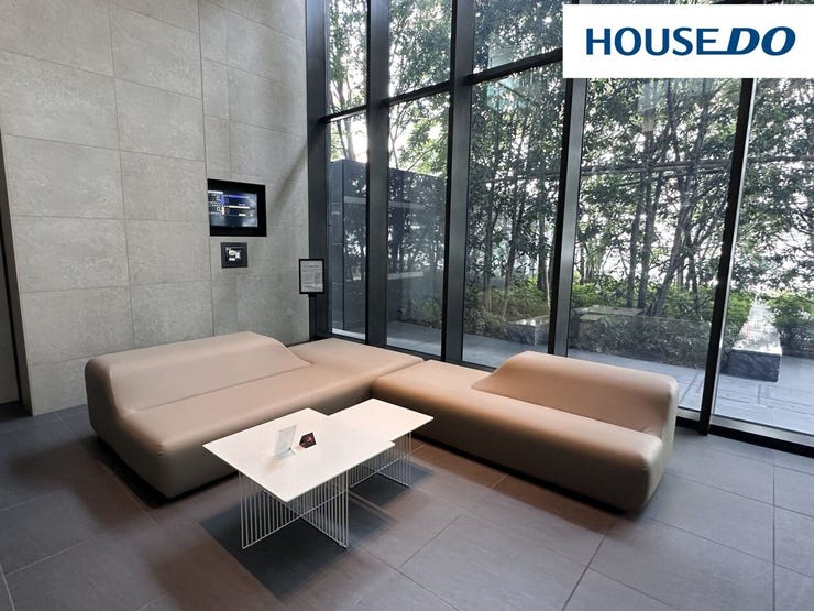 1階 ラウンジ♪ノートパソコン・スマートフォンなどの利用可能な無線LANを設置☆タワーパーキングの出庫予約表示盤があるので利用者番号や待ち時間を確認することができます☆