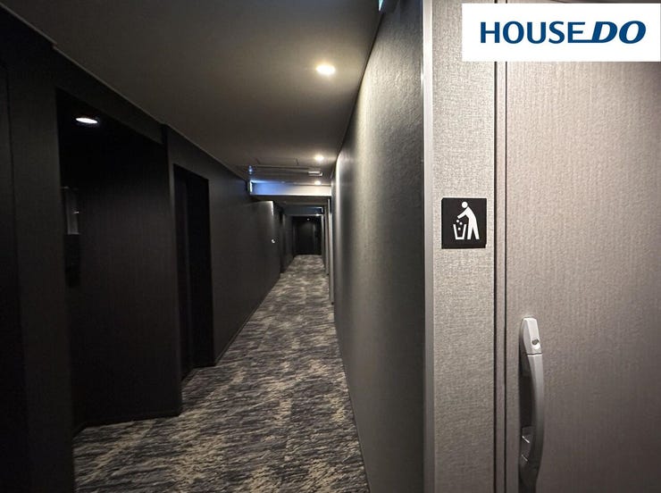 内廊下なので、断熱効果が高く冷暖房の効率が良く建物の外部からの目が届かないため、どの部屋に出入りしているかを見られることがない♪廊下から外部の人間が侵入する心配がないので防犯面も安心☆