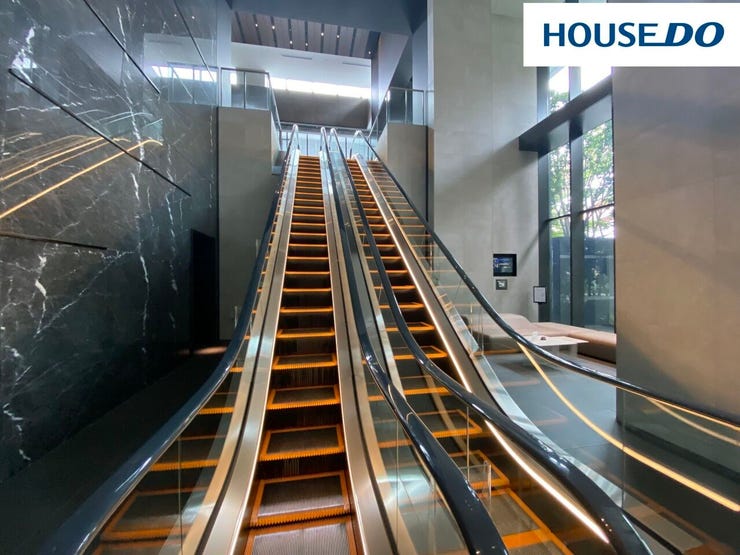 2層吹抜、大庇まで高さ約9mのグランドエントランス♪ノートパソコン・スマートフォンなどの利用可能な無線LANを設置☆ラウンジ有り☆