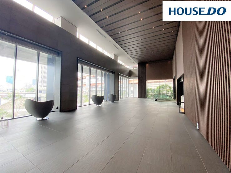 2階 グランドエントランスホール♪奥まで広がる大きな窓から神戸港が望めます☆ノートパソコン・スマートフォンなどの利用可能な無線LANを設置☆