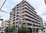 【外観】
タイル貼りの重厚感ある外観が魅力のマンション。角地に位置し、開放感と視認性に優れた立地です。