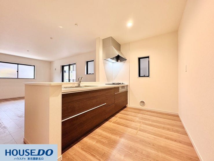 施工事例:高野道2丁目モデルハウス
リビングを見渡せる対面式キッチンは、作業中も室内を見守れる設計です!背後には冷蔵庫等のスペースもしっかり確保♪床下収納もあり、ストック品の整理整頓に重宝します!