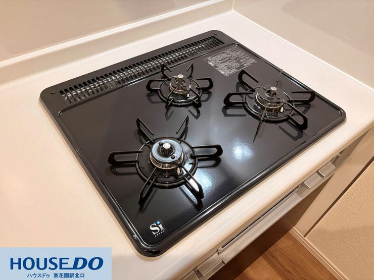 施工事例:高野道2丁目モデルハウス
同時に複数の調理ができる3口コンロで、家事効率が上がります!全口に安全装置のSiセンサーを搭載♪汚れを落としやすい素材のため、油汚れもサッと拭き取れて衛生的です!