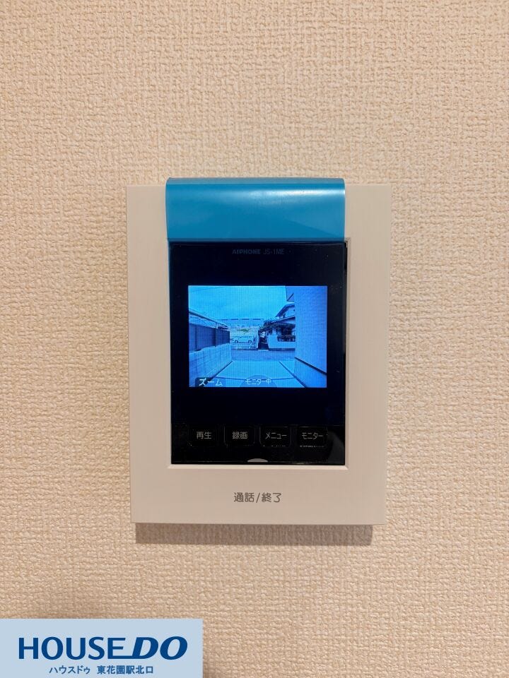 施工事例:高野道2丁目モデルハウス
来客の顔を確認できるモニター付きインターホンです!不在時の来客を確認できる録画機能もあり、防犯面で役立ちます♪ボタンが大きく、どなたでも扱いやすい仕様です♪