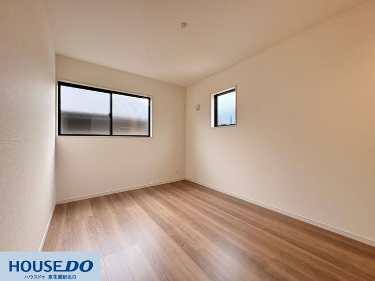 施工事例:高野道2丁目モデルハウス
二面に窓を配置した風通しの良い洋室です!柔らかな自然光が入り、日中も明るく過ごせます♪シンプルな内装のため、子供部屋や書斎など用途を選ばずお使いいただけます!