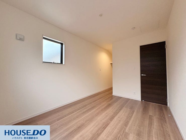 施工事例:高野道2丁目モデルハウス
落ち着いた雰囲気の洋室は、奥に大容量の収納スペースを備えています!居住空間を広く保てる設計で、お気に入りの家具を自由に配置して自分好みの空間作りを楽しめます♪