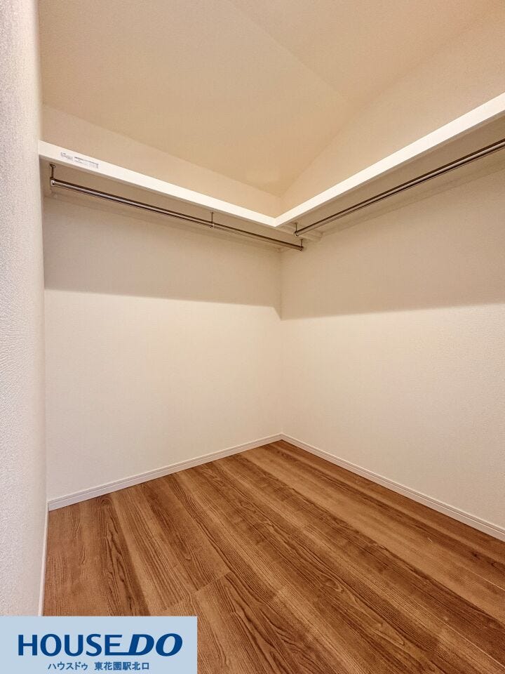 施工事例:高野道2丁目モデルハウス
L字型にハンガーパイプを設置した、収納力のあるウォークインクローゼットです!丈の長い衣類もシワを気にせず掛けられ、上部の棚には季節物のケース等も整理して置けます♪